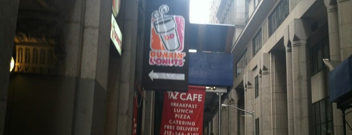 Dunkin' is one of Locais salvos de Kimmie.