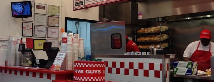 Five Guys is one of funkyさんのお気に入りスポット.