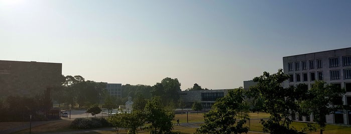 Rechts- und Wirtschaftswissenschaften (RuW) is one of IG Farben Campus / Westend.