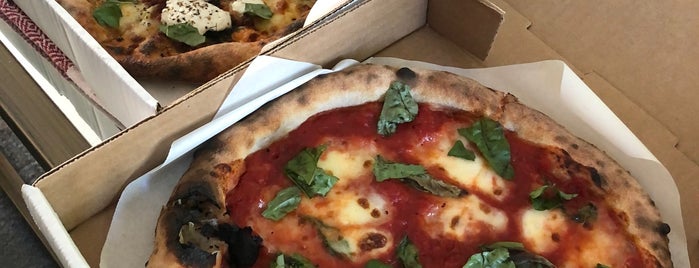 Gracie’s Apizza is one of Carlyさんの保存済みスポット.