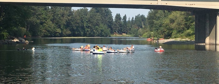 Clackamas River at Carver Boat Launch is one of Locais curtidos por Tani.