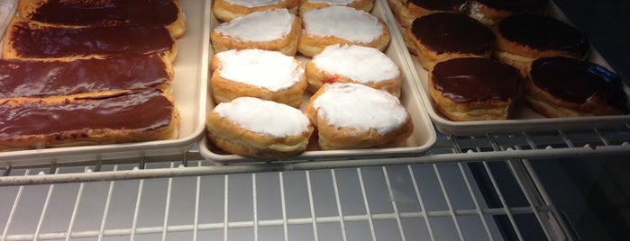 Cresent Donut is one of Locais curtidos por Jared.