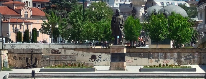 Philip II Square is one of Skopje (Скопје).