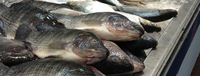 Tambuli Seafood Market is one of Locais curtidos por Jokie.