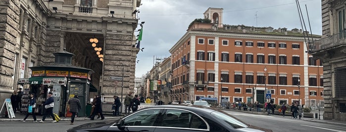 Via della Croce is one of Roma yiyiciler.