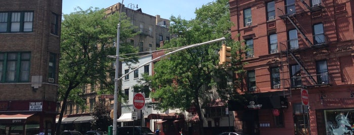 West Village is one of Tempat yang Disukai Robin.