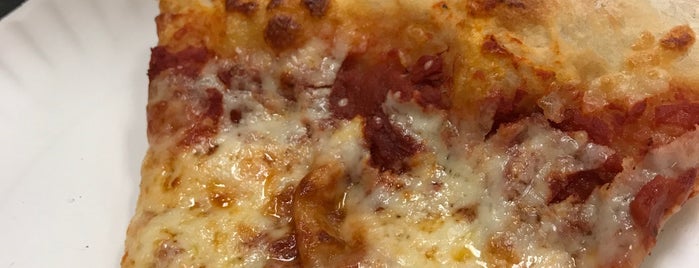 Sal's Pizza is one of Locais curtidos por C.C..
