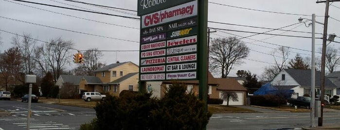CVS pharmacy is one of สถานที่ที่ Valerie ถูกใจ.