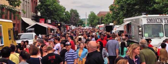 Eat The Street is one of Posti che sono piaciuti a Colin.