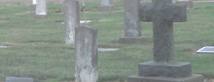Oakwood Memorial Cemetery is one of Uh.