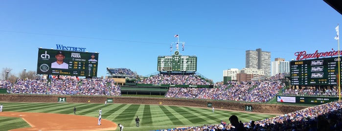 Wrigley Field is one of Tempat yang Disukai Sara.