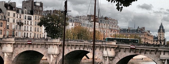 Pont Neuf is one of Voyages.