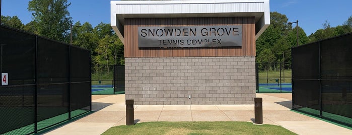 Snowden Grove Tennis Complex is one of Orte, die Bob gefallen.