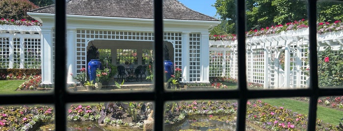 The Dining Room - Butchart Gardens is one of Locais curtidos por Roula.