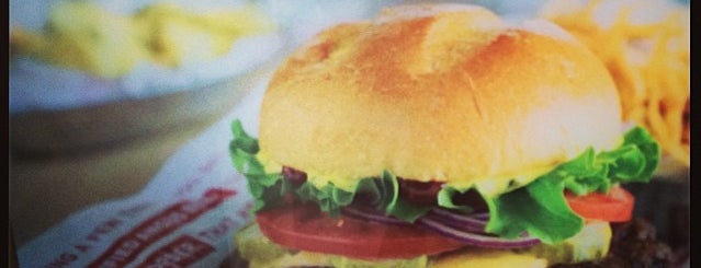 Smashburger is one of Lugares favoritos de Richard.