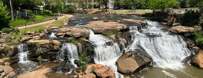 Reedy River Falls is one of Lugares favoritos de Lizzie.