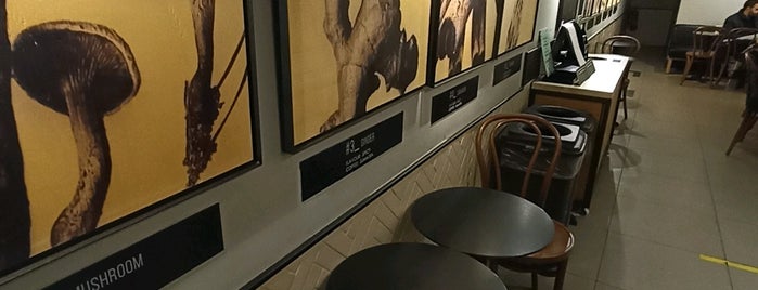 Starbucks is one of Nihal 님이 좋아한 장소.