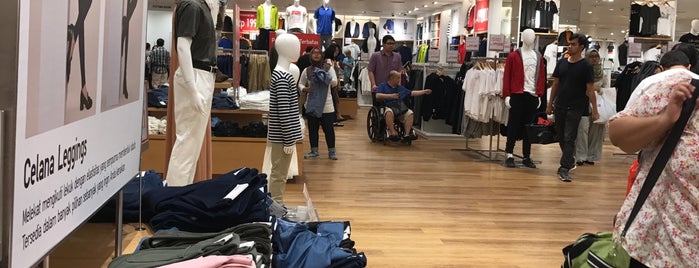 UNIQLO (ユニクロ) is one of Stores.