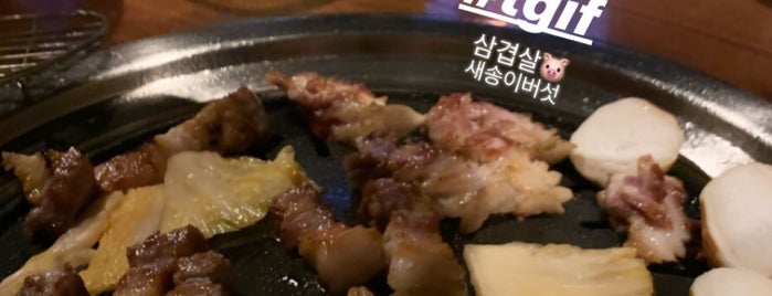 고기굽는남자 (왕소금구이) is one of Locais curtidos por JuHyeong.