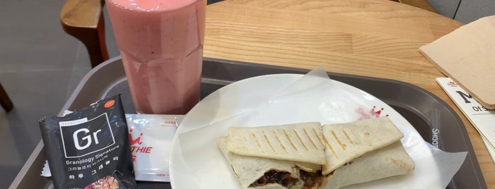 Smoothie King is one of The 11 Best Places for Smoothies in Seoul.