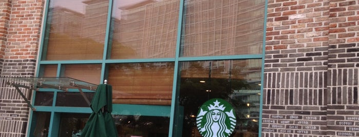 Starbucks is one of 서울시내 스타벅스.