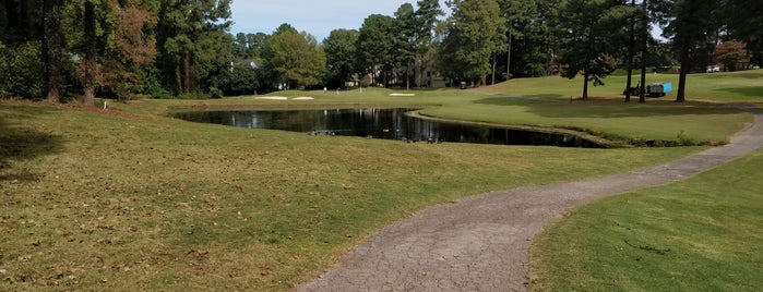 Wild Wood Green Golf Club is one of Tempat yang Disukai Harry.