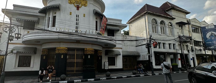 Jalan Braga is one of wisata gedung tua Bandung.