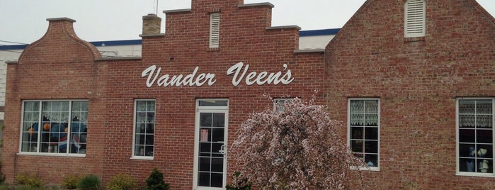 Vander Veen's Dutch Store is one of สถานที่ที่ Dave ถูกใจ.