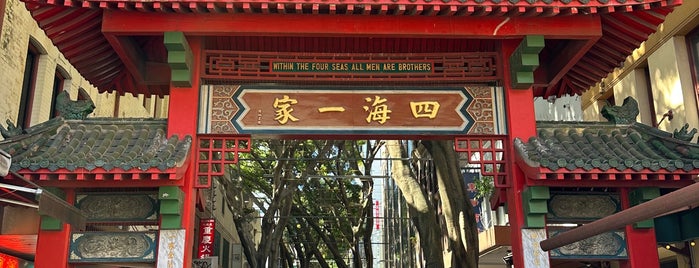 Chinatown Night Market is one of สถานที่ที่บันทึกไว้ของ Dasha.