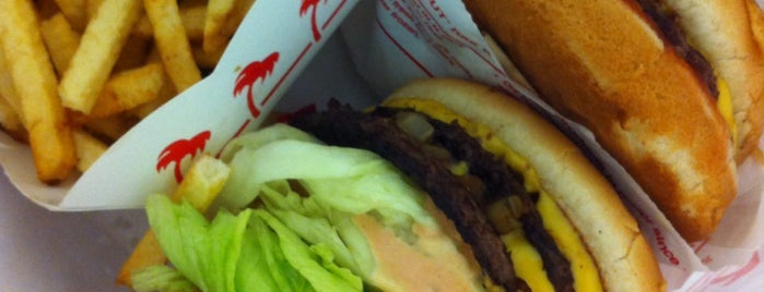 In-N-Out Burger is one of สถานที่ที่ Conrad & Jenn ถูกใจ.