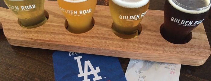 Golden Road Brewing is one of Conrad & Jenn'in Beğendiği Mekanlar.