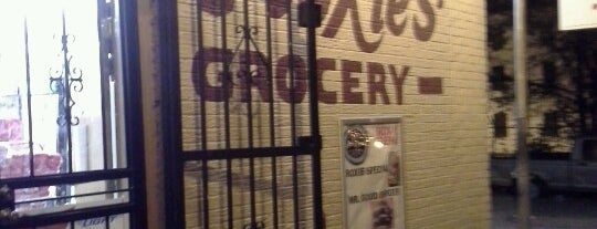 Roxie's Grocery is one of Locais curtidos por Zach.