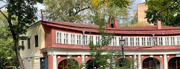 Бывшие конюшни усадьбы Охотникова is one of Усадьбы и дворцы и доходные дома  Москвы.