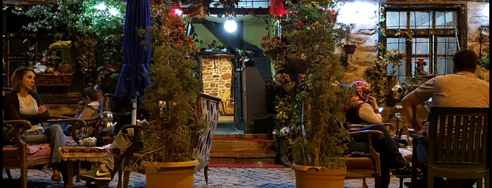 Eleni Cafe & Nargile is one of Lugares favoritos de Pelin.