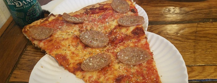 Benny Pennello's Pizza is one of Locais curtidos por Austin.