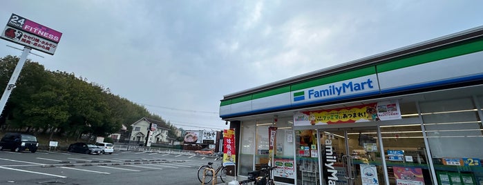 ファミリーマート 八景店 is one of 兵庫県阪神地方北部のコンビニエンスストア.