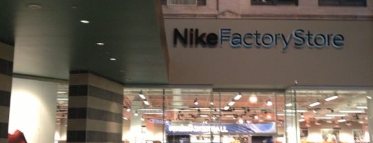 Nike Factory Store is one of Tempat yang Disukai Tracy.