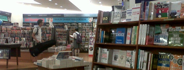 Kinokuniya is one of สถานที่ที่ Arie ถูกใจ.