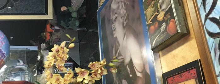 Marilyn's Cafe is one of Lugares favoritos de Neil.