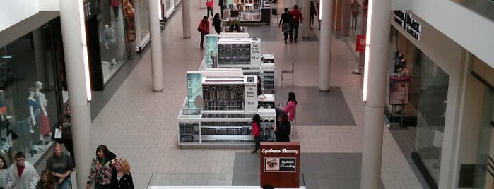 Westfield Vancouver Mall is one of Lugares favoritos de Mehmet.