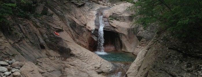 Yongso Waterfalls is one of Orte, die Martin gefallen.