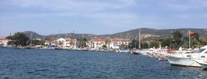 Eski Foça Marina is one of favoriler.