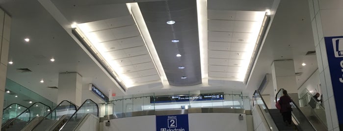 Aeroporto Internacional de Miami (MIA) is one of Locais curtidos por Su.