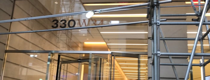 New York & Company Headquarters is one of Orte, die Dan gefallen.