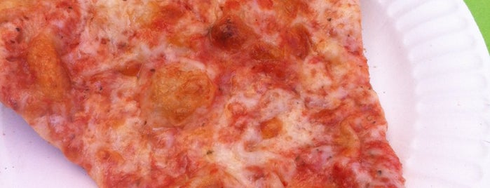 Giovanni's Pizza is one of Lizzieさんのお気に入りスポット.