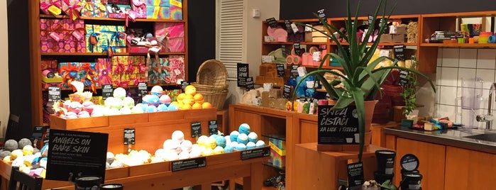 LUSH Fresh Handmade Cosmetics is one of Taryn'ın Beğendiği Mekanlar.