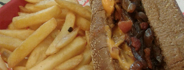 Pugg Hot Dog Gourmet is one of Lugares Conhecer em POA.