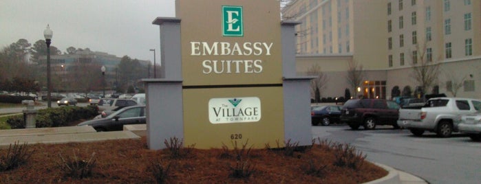 Embassy Suites by Hilton is one of Posti che sono piaciuti a Christine.