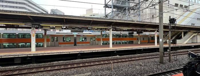 Platforms 1-2 is one of 遠くの駅.