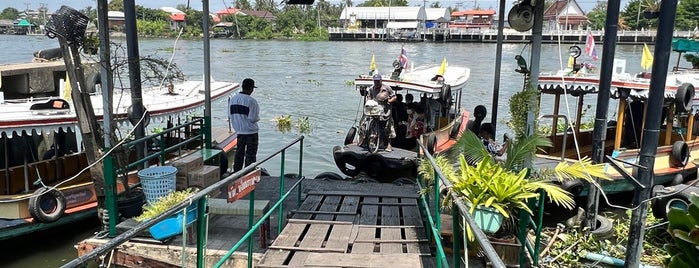 ท่าเรือวัดกลางเกร็ด (Wat Klang Kret Pier) N32 is one of Chao Phraya Express Boat.